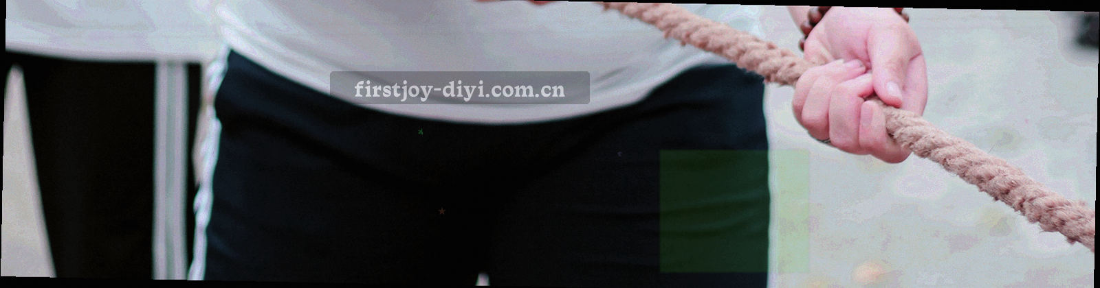 深色几何网格与蜡染纹样叠合的抽象纹理，用来表达档案归档与信息留存的氛围